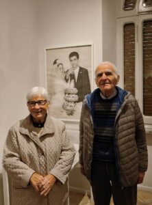 STORIE DI MATRIMONI - Una coppia davanti alla loro foto di matrimonio. Foto Bulgini